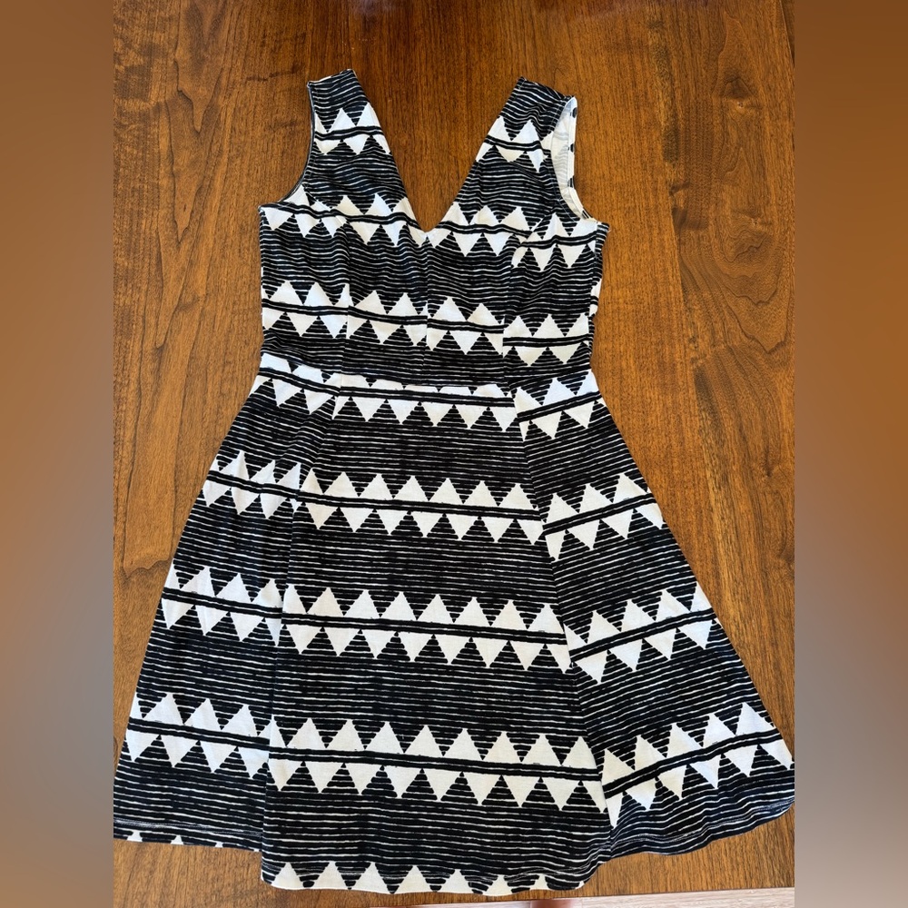 H&M Black and White Triangle Pattern Mini Dress